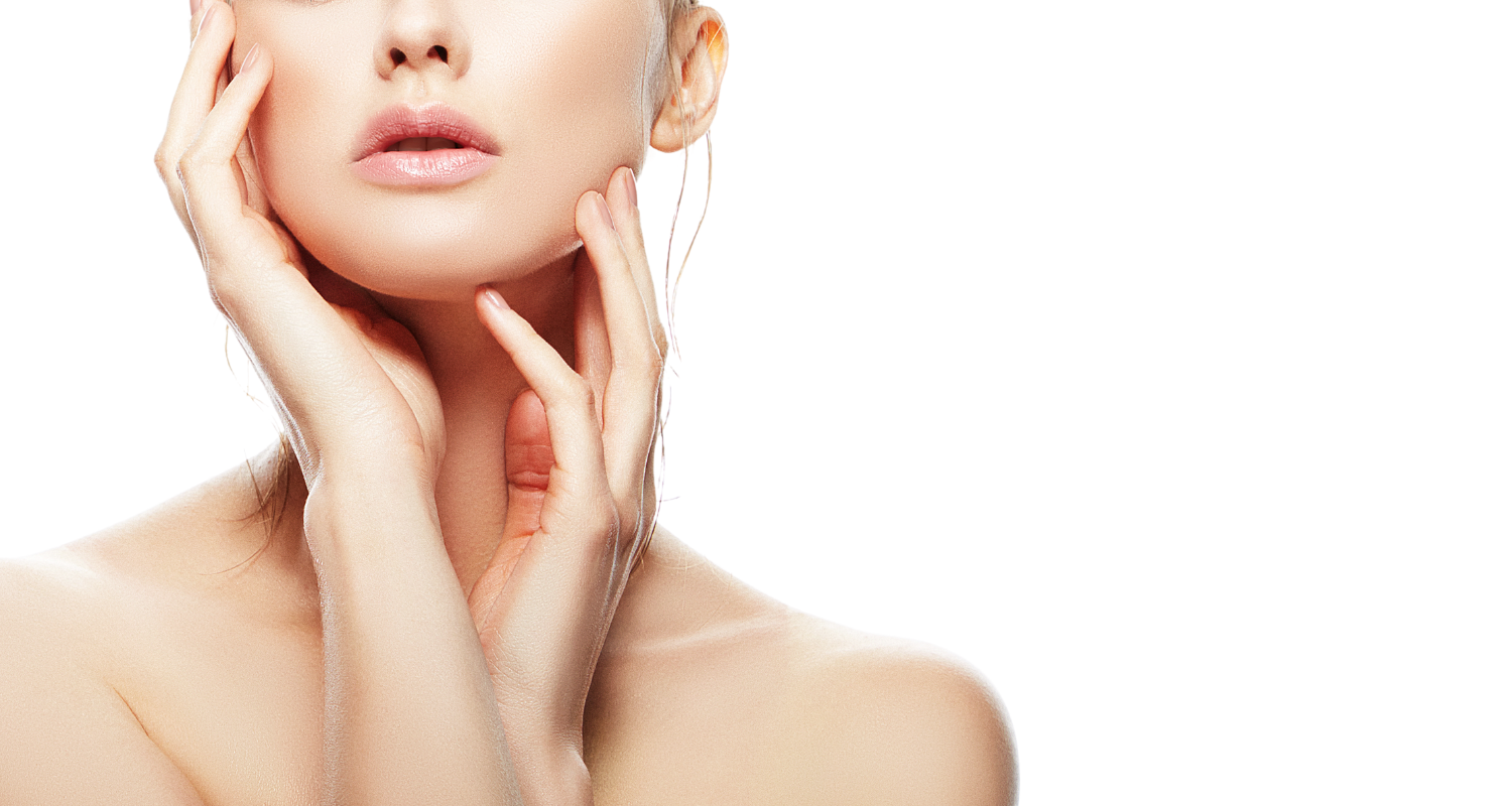 Mujer con piel luminosa tocándose el rostro